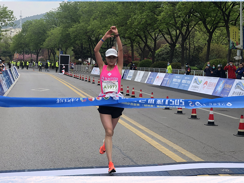 海報(bào)｜半馬男子、女子冠軍撞線