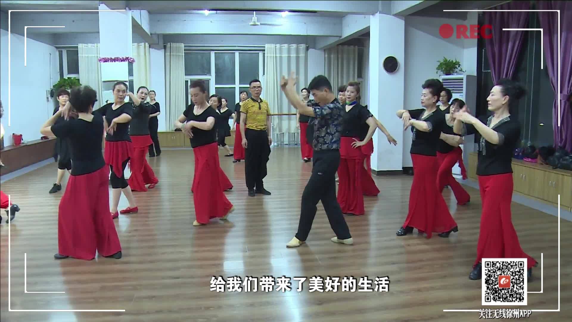 歌唱我們偉大的祖國(guó)，每一個(gè)都動(dòng)作都融入了深沉的愛
