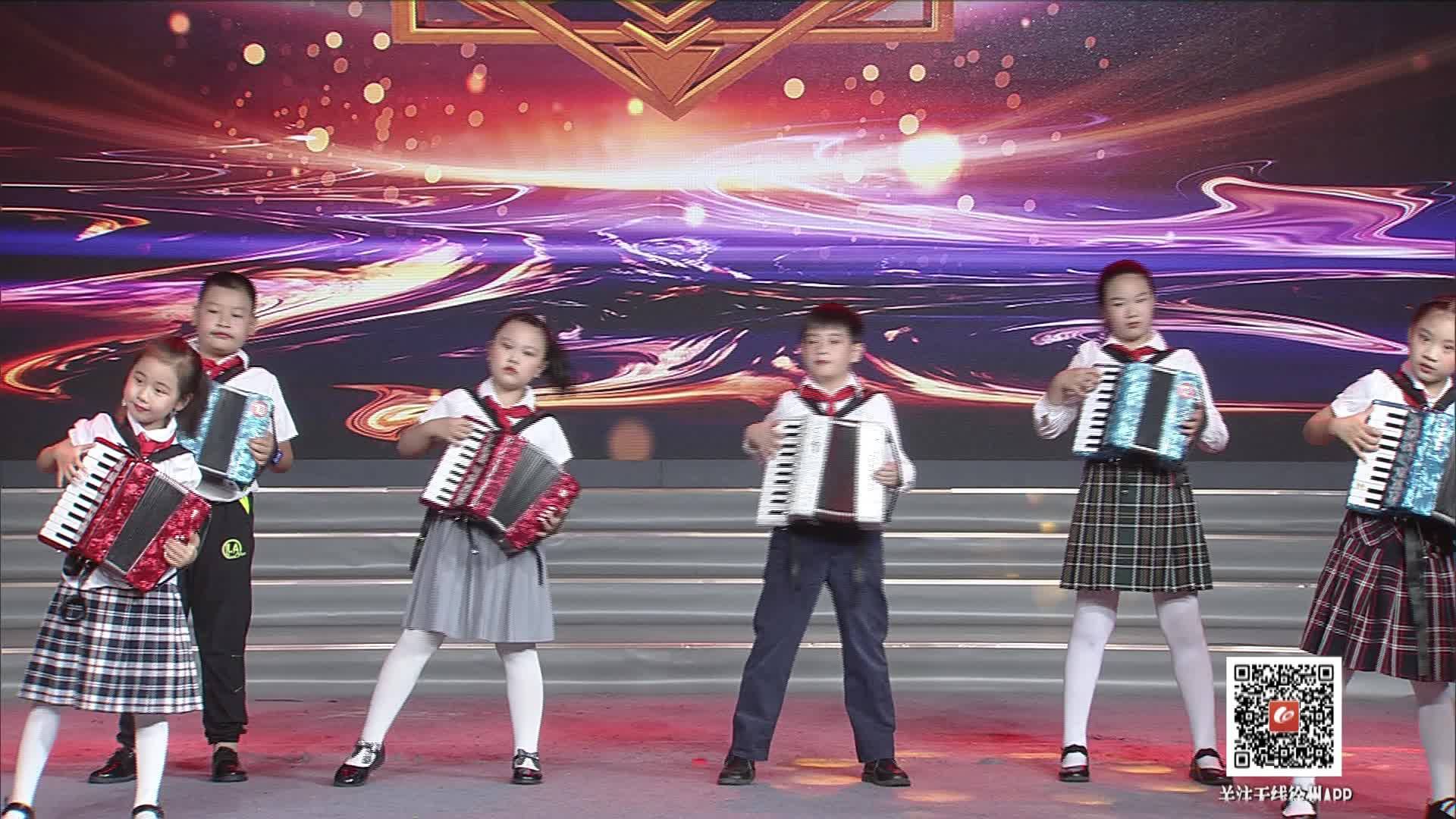 手風琴演奏《東方紅》