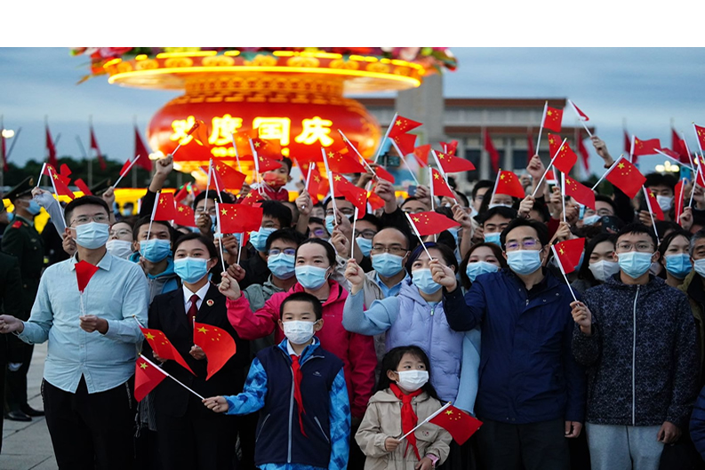 數(shù)萬人天安門廣場(chǎng)觀升旗，人群中歡呼&ldquo;祝祖國(guó)生日快樂&rdquo;！