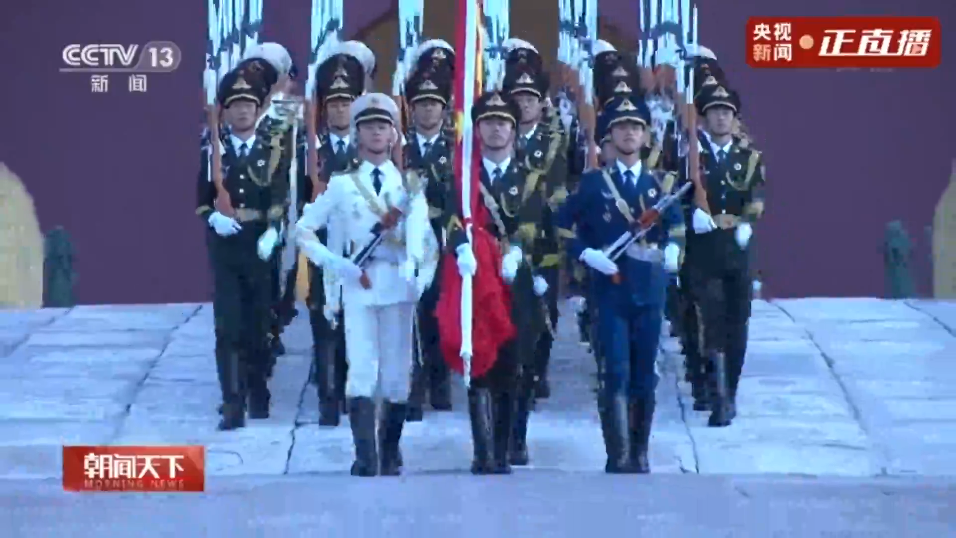 今晨，五星紅旗在天安門廣場(chǎng)冉冉升起！祝福祖國(guó)！