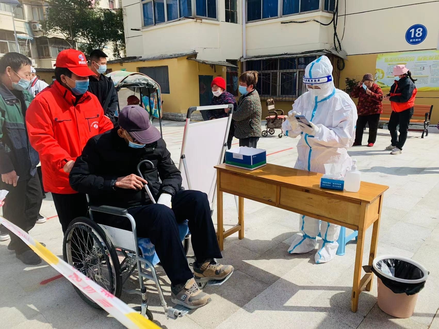 火花街道：戰(zhàn)疫最前沿 看志愿者的&ldquo;綠肥紅瘦&rdquo;