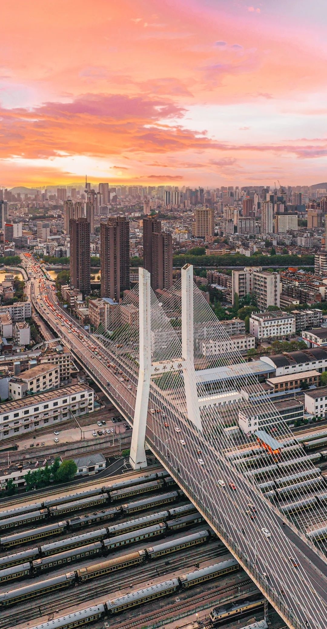 牢記殷切囑托，深懷感恩之心，持續(xù)推動(dòng)各項(xiàng)貫徹落實(shí)工作往心里走深里走實(shí)里走