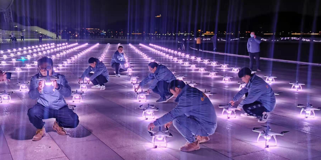 300架無(wú)人機(jī)云龍湖畔上演&ldquo;空中光影魔術(shù)&rdquo;！