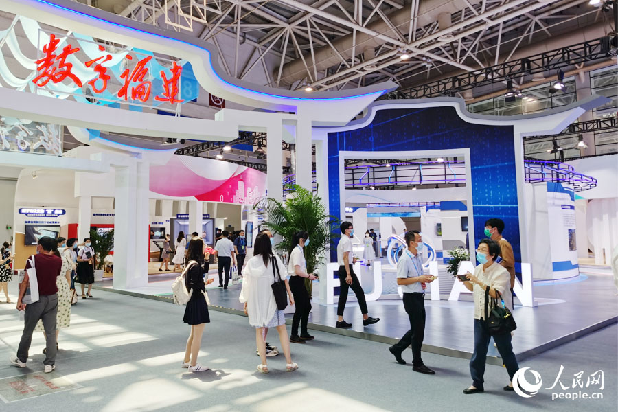 智慧化場景吸引不少群眾體驗。人民網(wǎng) 劉卿攝