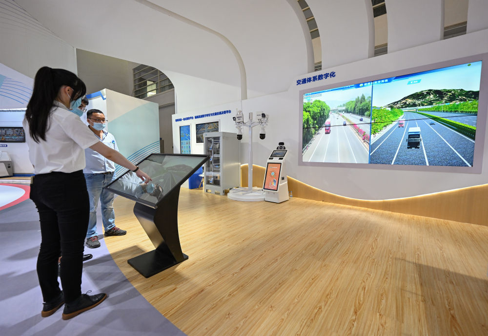 7月22日，觀眾在第五屆數(shù)字中國(guó)建設(shè)成果展覽會(huì)體驗(yàn)福建高速數(shù)字孿生及仿真決策平臺(tái)項(xiàng)目。新華社記者 周義 攝