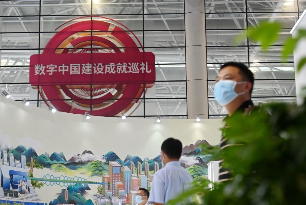 7月22日，觀眾在數(shù)字中國(guó)建設(shè)成就巡禮展專題館參觀。新華社記者 林善傳 攝