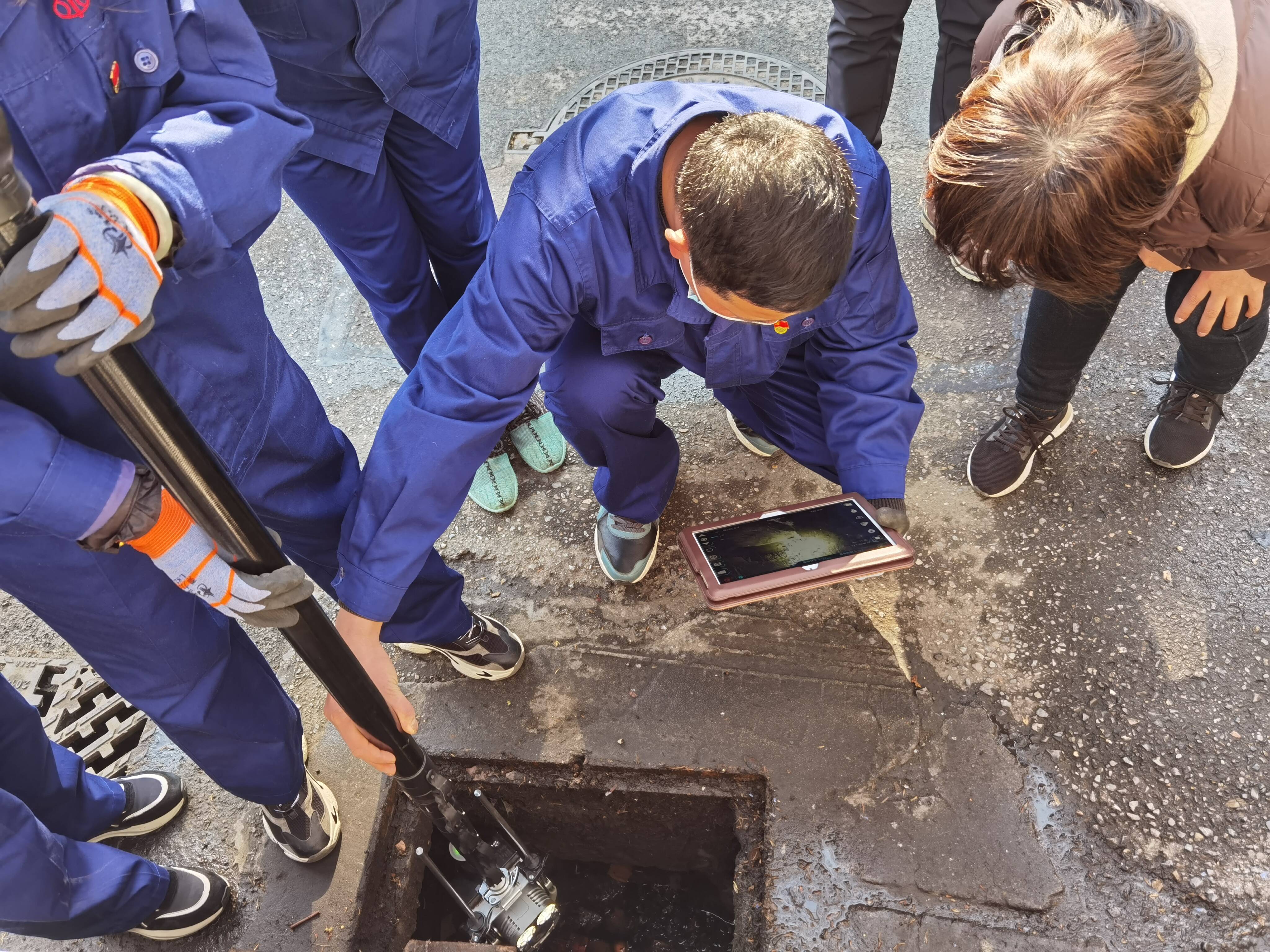 &ldquo;寧可臟一人，服務(wù)千萬家&rdquo; 讓雷鋒精神在四班代代相傳