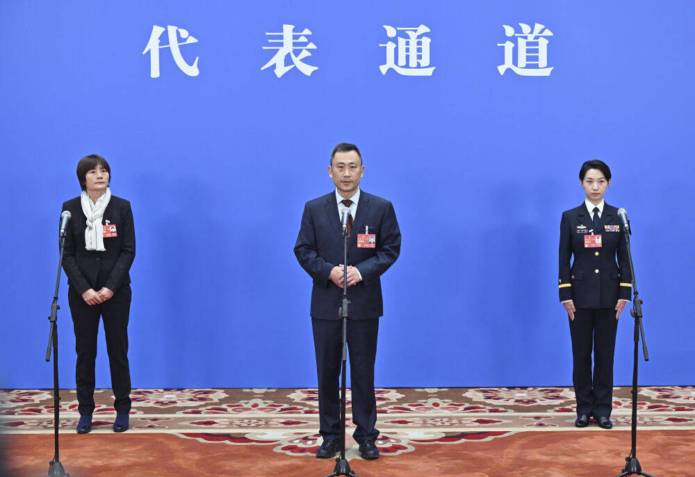 兩會(huì)&middot;人大開幕|接受采訪