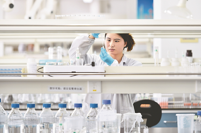 江蘇長(zhǎng)泰藥業(yè)股份有限公司的微球和脂質(zhì)體高端創(chuàng)新制劑技術(shù)獨(dú)步全球，可以參與全球競(jìng)爭(zhēng)、分享千億級(jí)市場(chǎng)。 新華日?qǐng)?bào)·交匯點(diǎn)記者 吳俊 攝