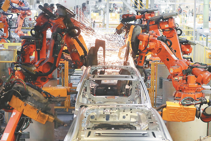 常熟奇瑞捷豹路虎汽車有限公司智能車間，機(jī)器人正在焊接車架。華雪根 攝
