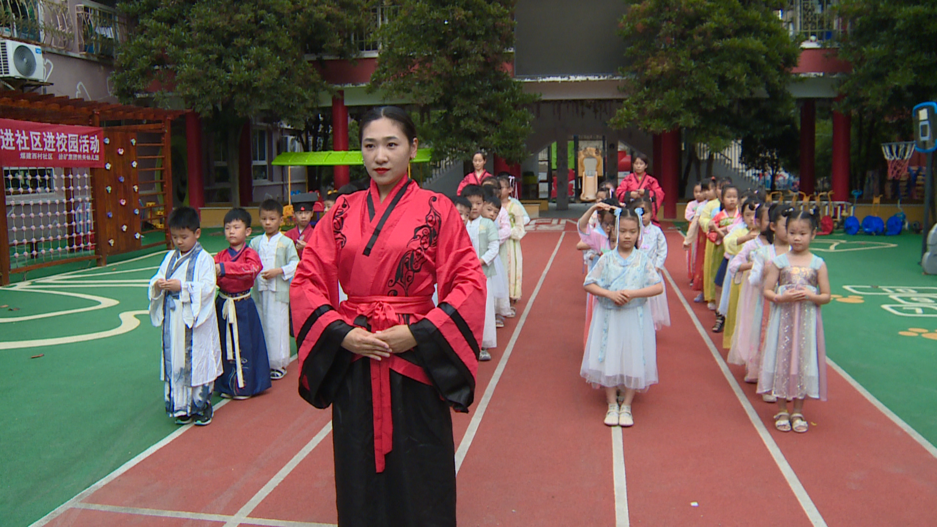 傳統(tǒng)文化進校園 進社區(qū)：著漢服 興漢禮 這個幼兒園儀式感滿滿......