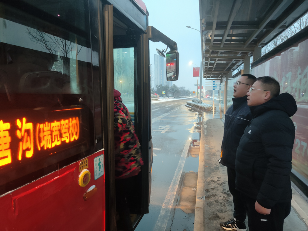 以“動”制“凍”，打好防凍“組合拳”，徐州公交迎戰冰雪冷凍天氣保障市民出行