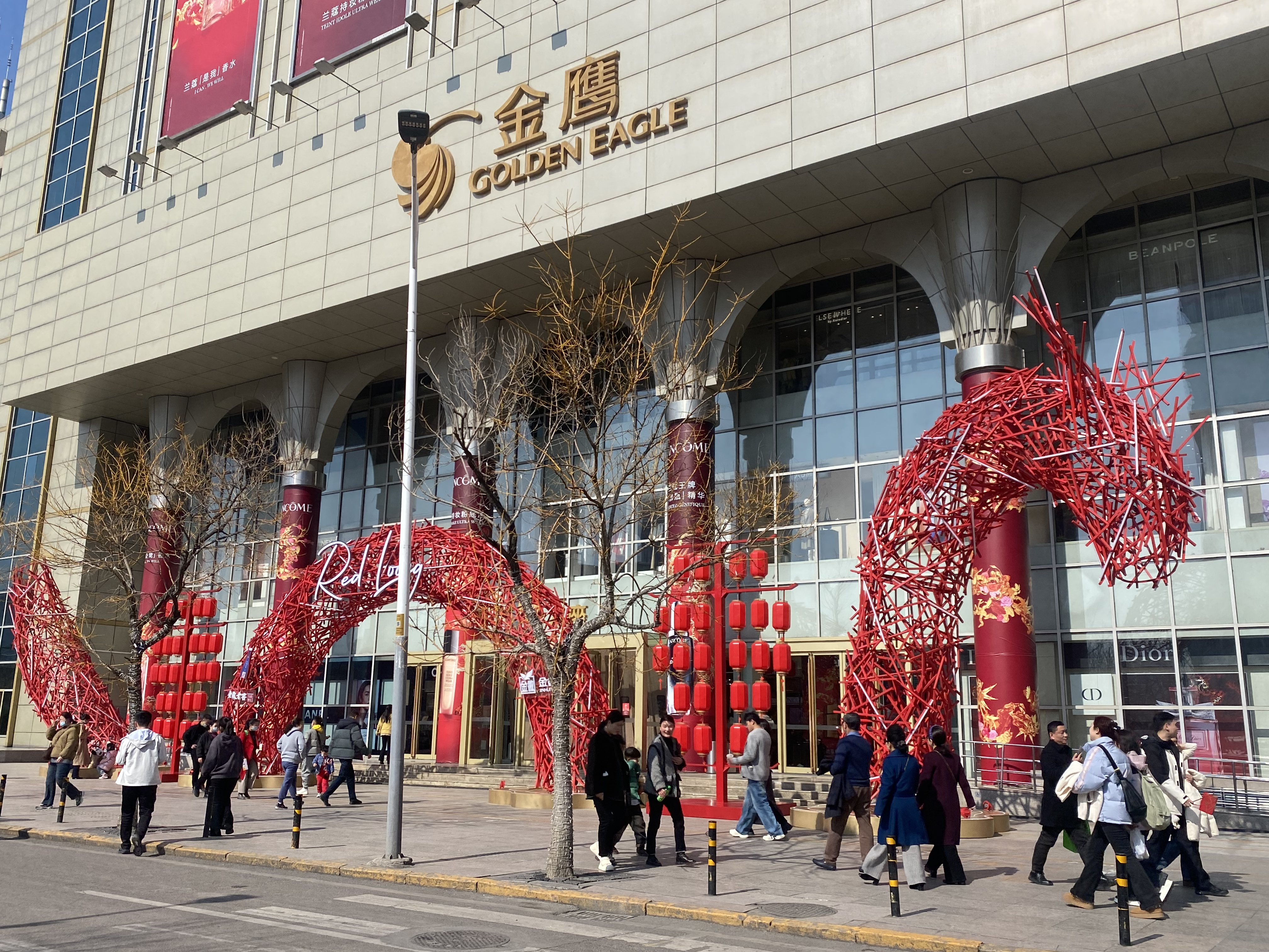 新春走基層|江蘇徐州：中心商圈&ldquo;含龍量&rdquo;滿滿 春節(jié)消費欣欣向&ldquo;龍&rdquo;