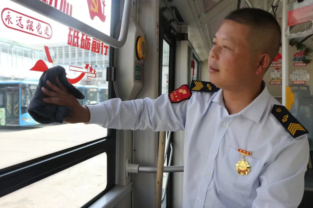 方向盘上书写初心使命