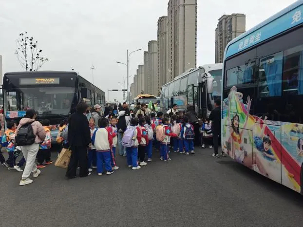 徐州公交开启“秋游护航”模式