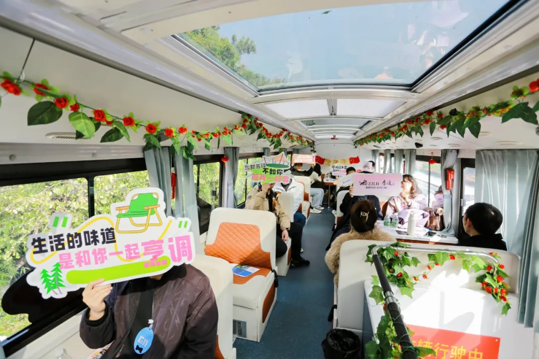 徐州公交雙層巴士變身“愛(ài)情專(zhuān)列”！