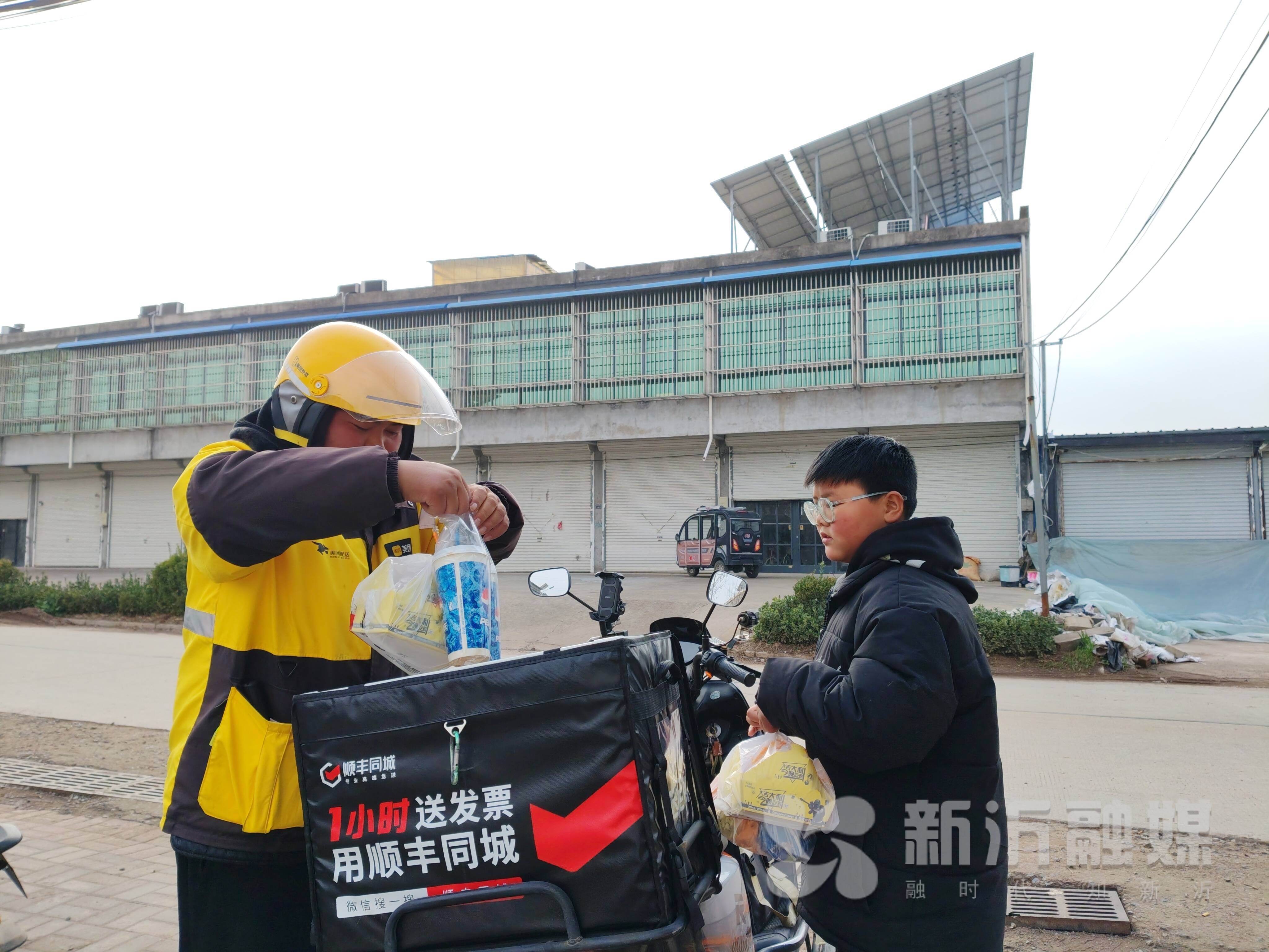 小鎮(zhèn)唯一外賣(mài)員  一人一騎暖鄉(xiāng)野
