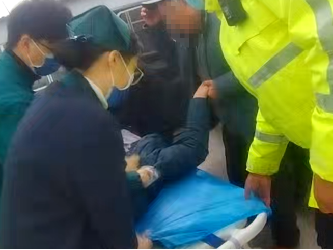 緊急！老人突發(fā)疾病，民警&ldquo;狂飆&rdquo;開(kāi)道，7分鐘打通生命通道