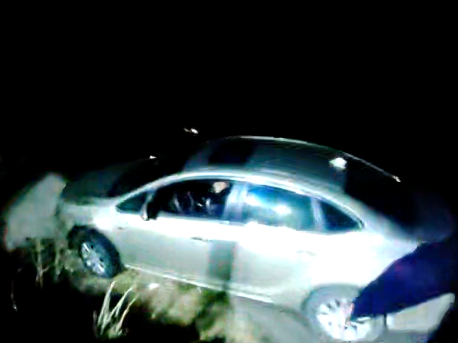 驚險！深夜轎車懸空險墜溝，警民合力化險情