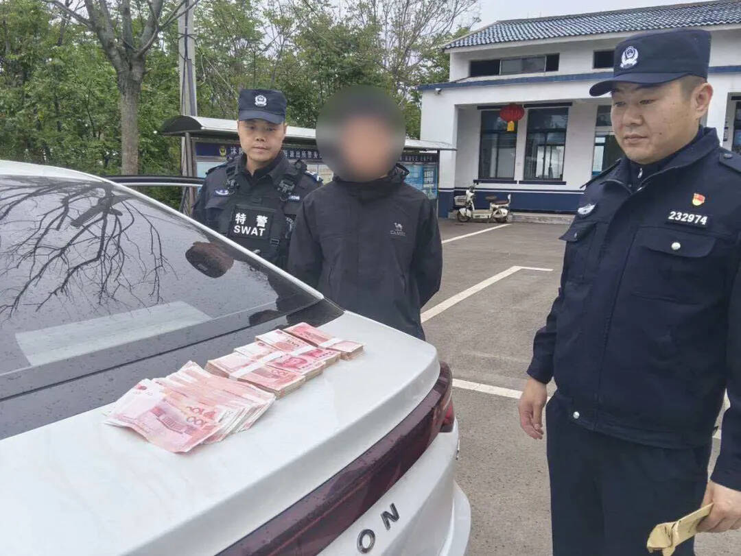 打車&ldquo;送錢&rdquo;？民警大呼：&ldquo;截住他！&rdquo;