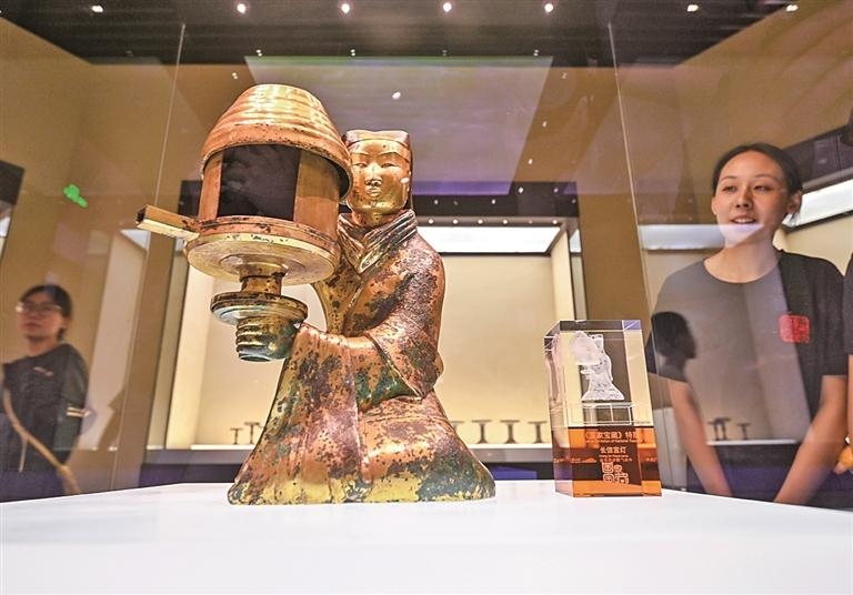 河北博物院展廳展覽的長信宮燈。新華社發