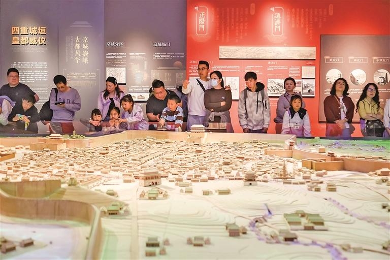 游客在江蘇南京城墻博物館參觀游覽。新華社發