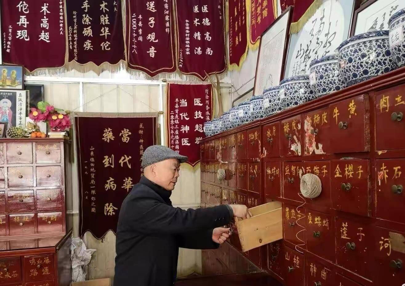 行醫六十余載 仁心藏于行