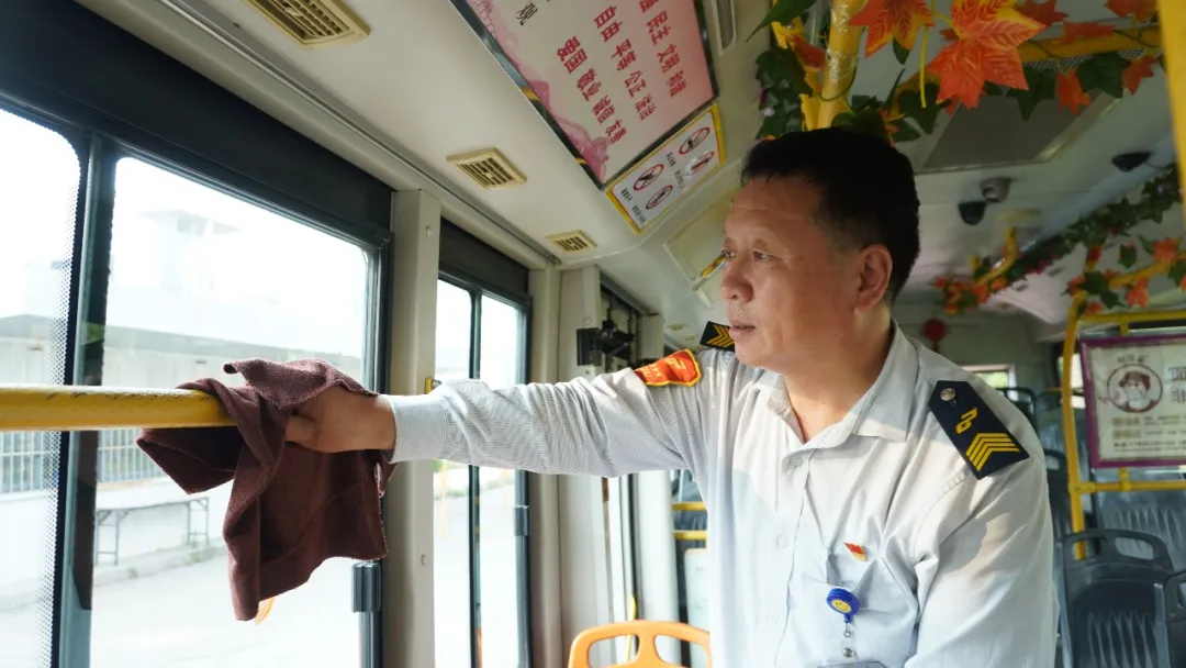 【身边榜样】方向盘上亮党徽，十米车厢写初心